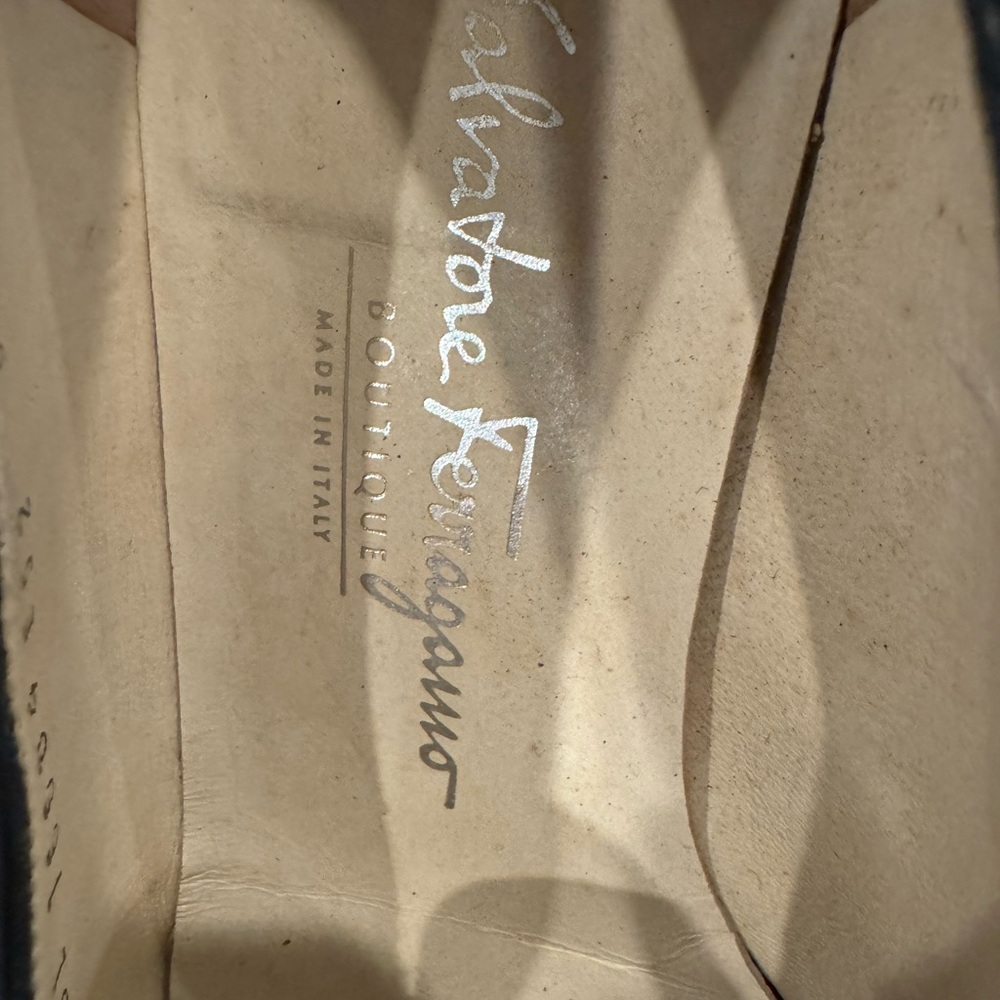 Salvadore Ferragamo black shoes barely used 5.5 - Picture 4 of 6